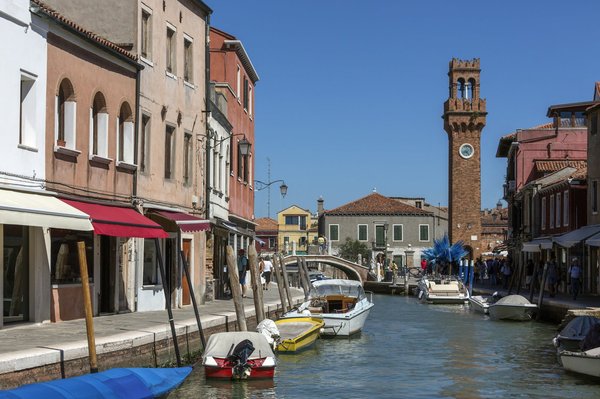 Où découvrir les traditions artisanales de la verrerie en Murano, Italie?