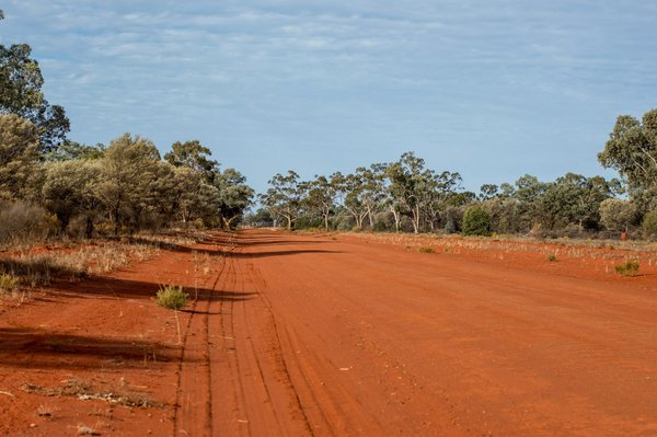 Où trouver les meilleures routes pour un road trip à travers l'Outback australien : conseils et préparations ?